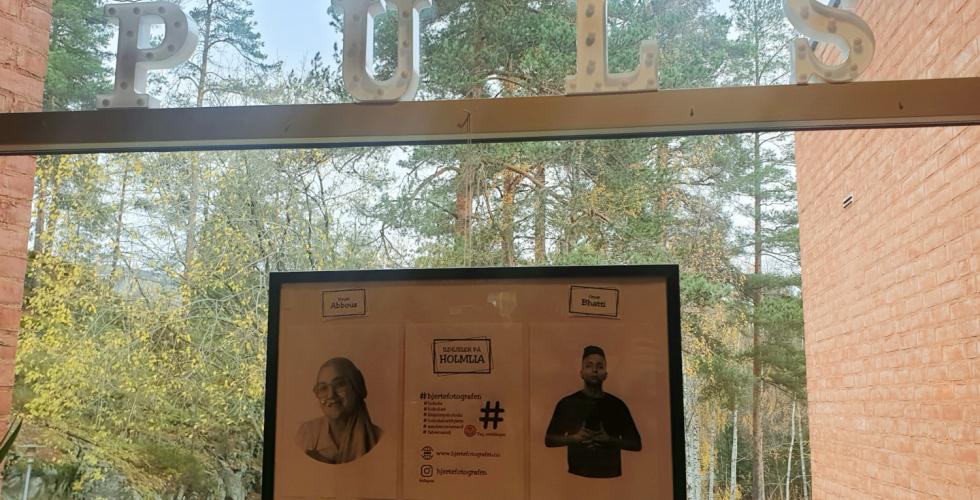 store bokstaver i et vindu hvor det st&aring;r PULS