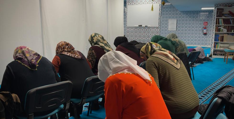 Fargerike, muslimske kvinner som ber i en mosk&eacute;. 