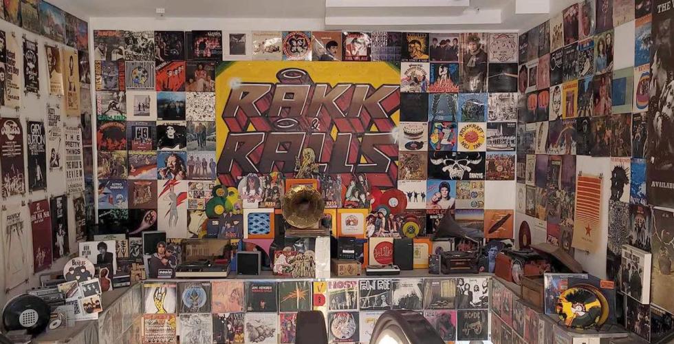 Mange LP-plater henger p&aring; veggene inne i platebutikk