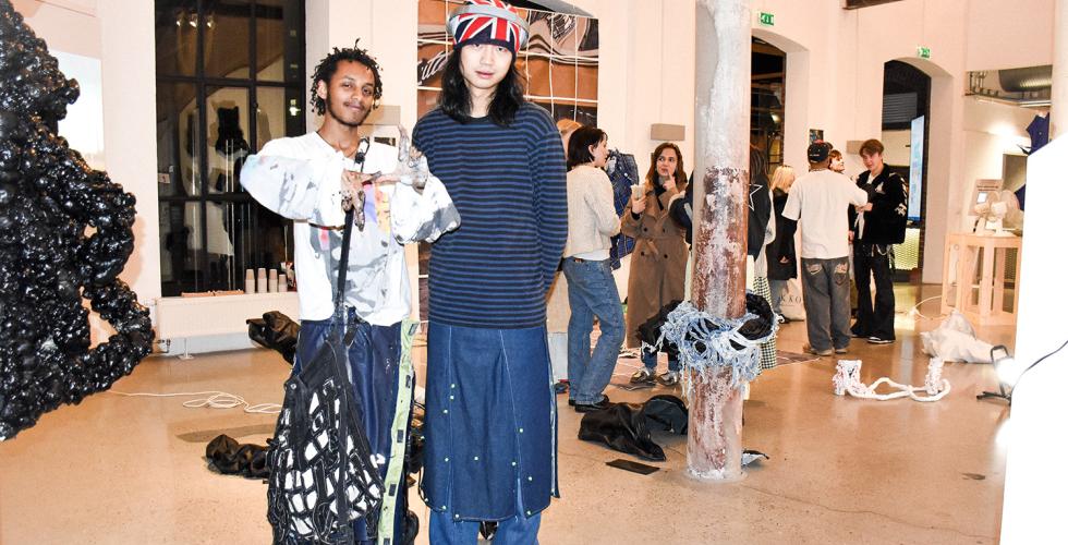 to folk som st&aring;r foran en utstilling