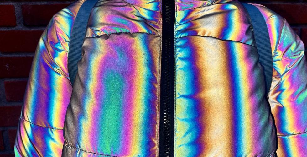 Refleksjakke med et slags regnbuem&oslash;nster.