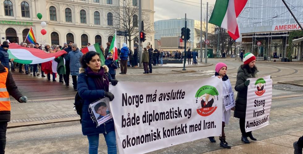Demonstrasjonstog p&aring; jernbanetorget