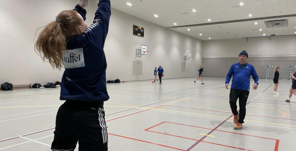Her spiller de futsal i idrettshallen p&aring; R&oslash;nningen