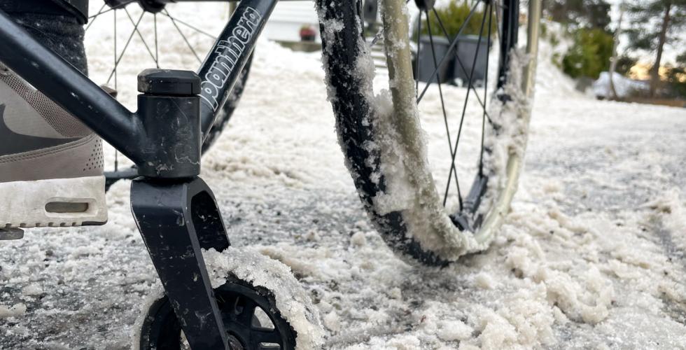 Rullestol i sn&oslash;en