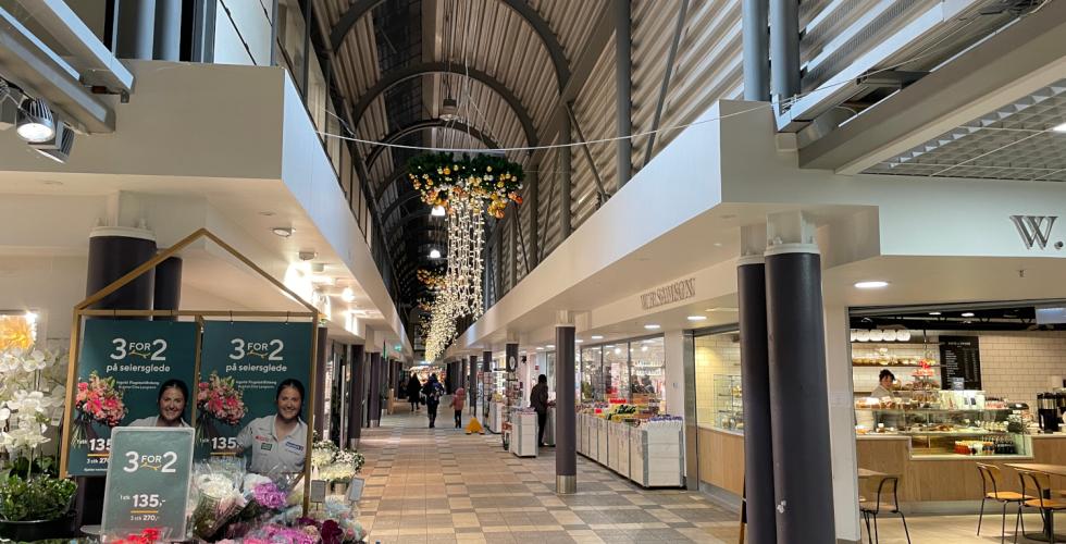 Innsiden av et kj&oslash;pesenter