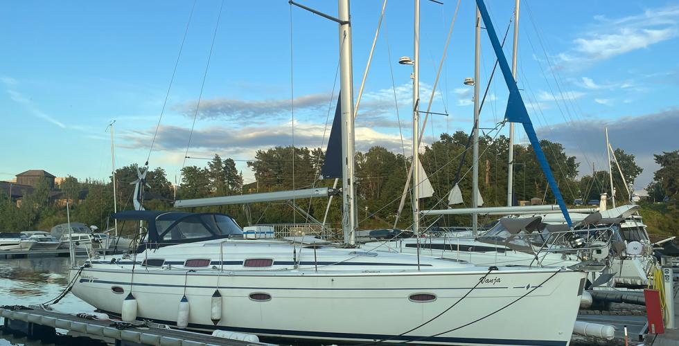 Stor hvit seilb&aring;t p&aring; Aker Brygge Marina 