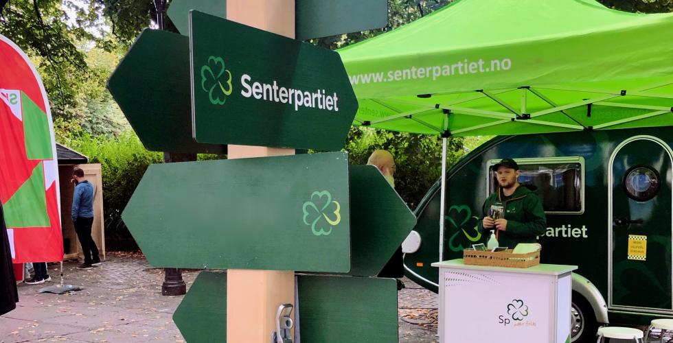 Organisatorisk nestleder i Senterungdommen Oslo, Fredrick Bjerke st&aring;r ved valgboden p&aring; Carl Johan