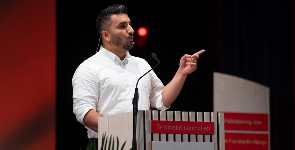 Mann taler p&aring; valgvaken
