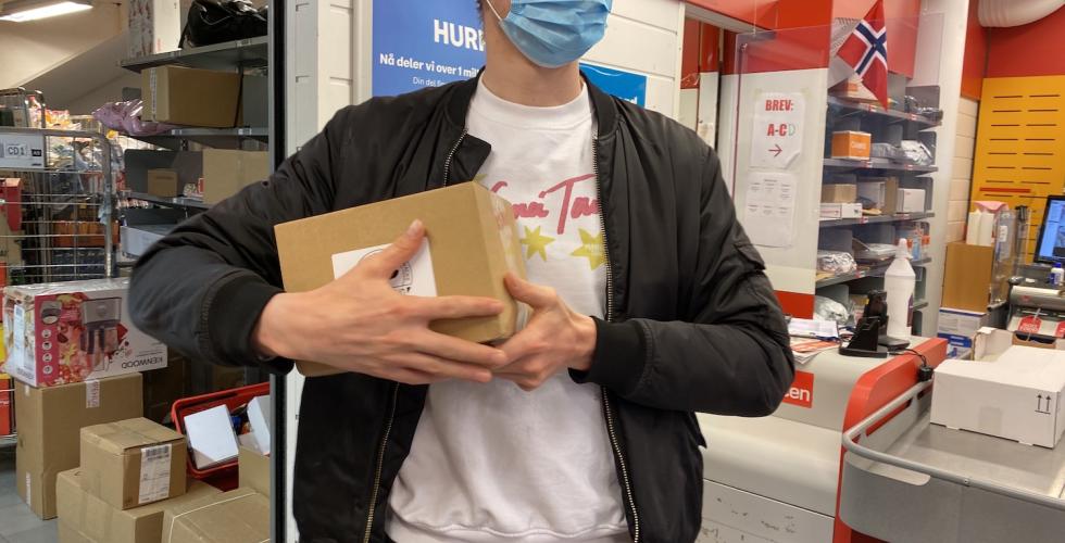 Sindre Bj&oslash;rke H&oslash;yang f&aring;r ofte hentemeldinger p&aring; pakker han har bestilt p&aring; nett. &ndash; Jeg er alt for d&aring;rlig til &aring; returnere det jeg ikke vil ha, sier han. Foto: Silje Kilmork Vem&oslash;y. 