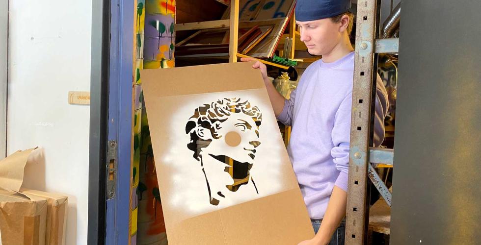 Elev p&aring; SKAP folkeh&oslash;gskole viser frem sjablong 