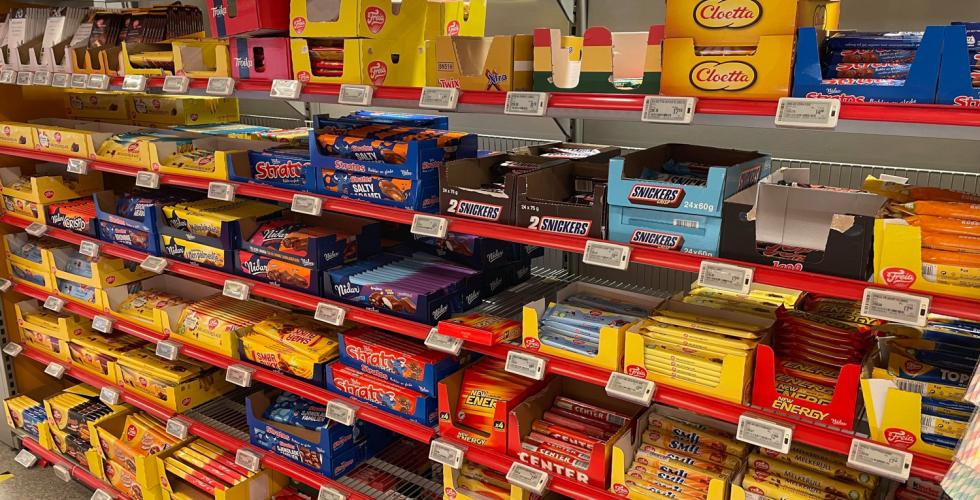 Hylle p&aring; butikken med et stort utvalg sjokolade