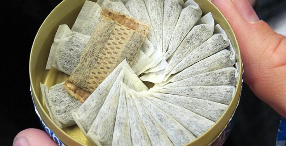 &Aring;pnet snusboks