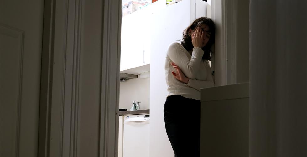 Elev, Sofie, gnir seg i &oslash;yet. Hun lener seg mot en d&oslash;rkarm i en m&oslash;rk gang.