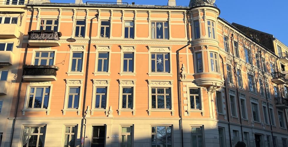 Solen som skinner p&aring; en rosa bygning p&aring; Bislett i Oslo. 