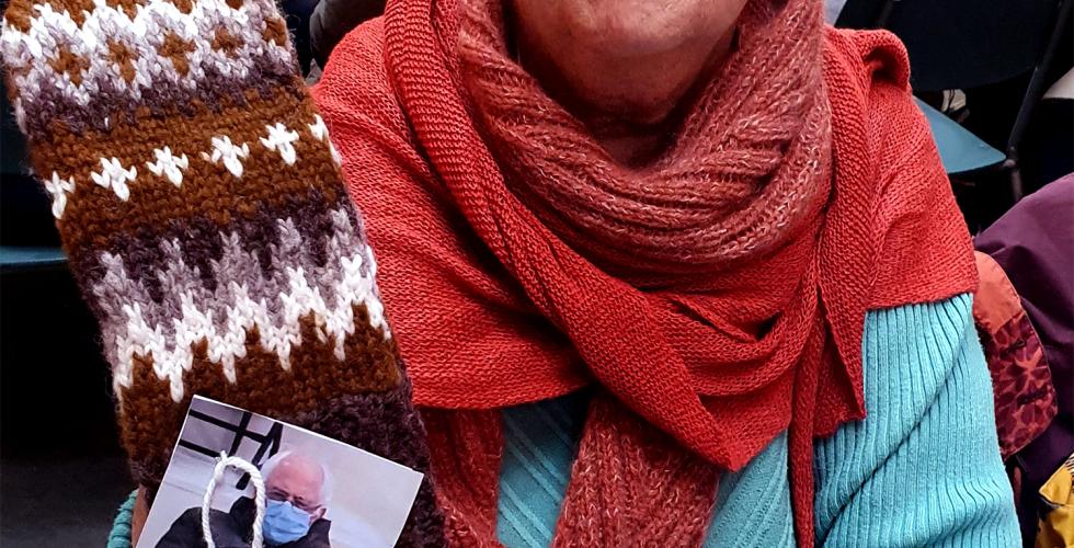 Solrunn Husum, en av selgerne ved S&oslash;ndagsmarkedet i Ingensgate. Her viser hun frem de hjemmestrikkede Bernie Sanders-vottene. 