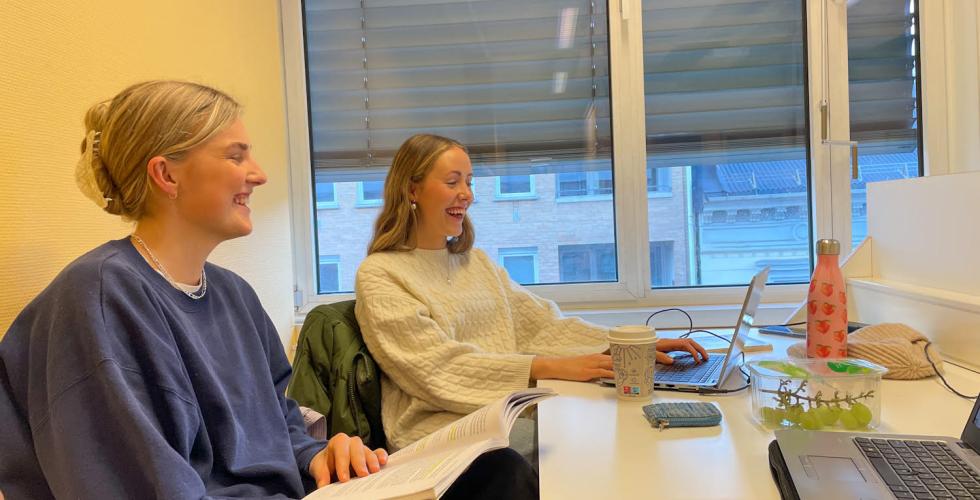 Ingrid Haugeland (22) og Kristine Lervik (22) har mange teknikker for &aring; lette p&aring; en stressende eksamenstid. 