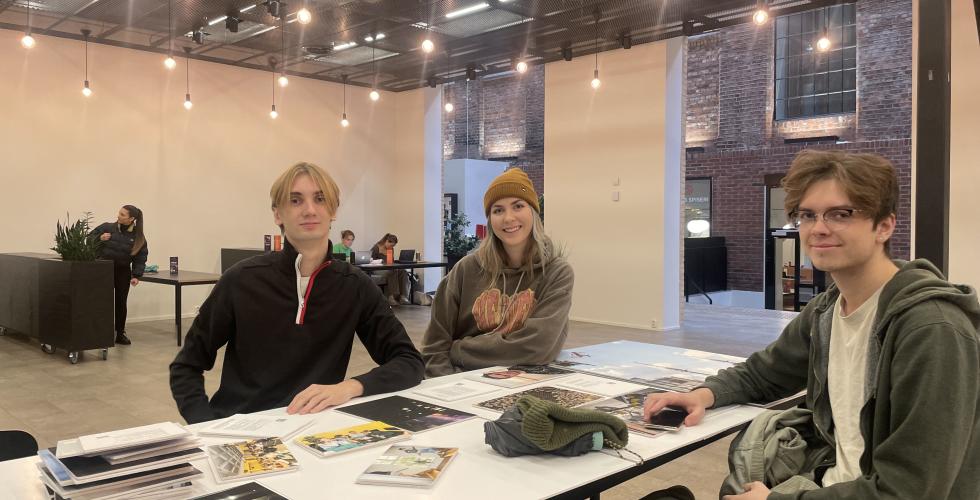 tre studenter sitter i kantina p&aring; Oslomet.