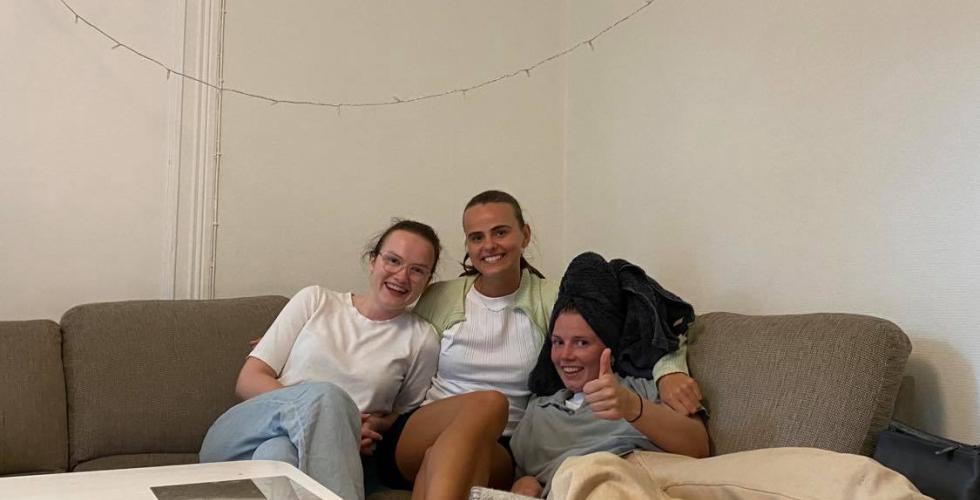  Maria Lind&aring;s (22), Camilla Coward (22) og Marie Tjelle (22) er studenter og sitter i en sofa og smiler til kamera. 