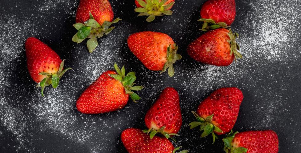 Bildet viser jordb&aelig;r str&oslash;dd med sukker