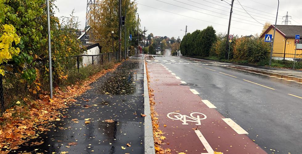 Bilde av veien med fortau og sykkelvei. Det er ingen biler, syklister eller fotgjengere p&aring; bildet.