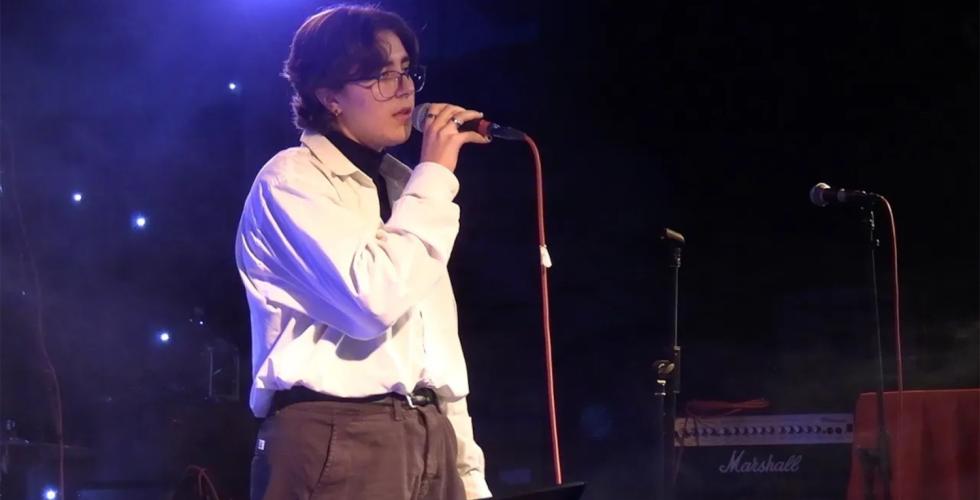 Kvinne som synger p&aring; en scene