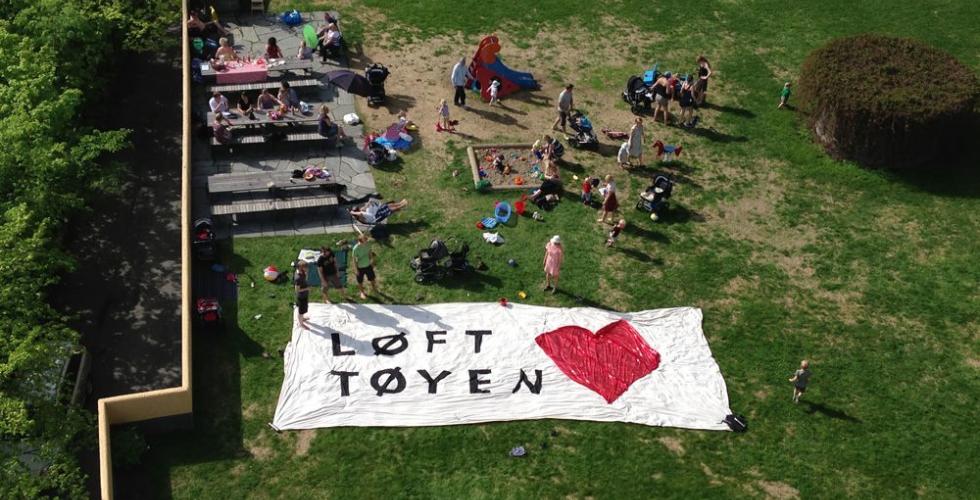 En gruppe mennesker markerer med et flagg med teksten "L&oslash;ft T&oslash;yen". 