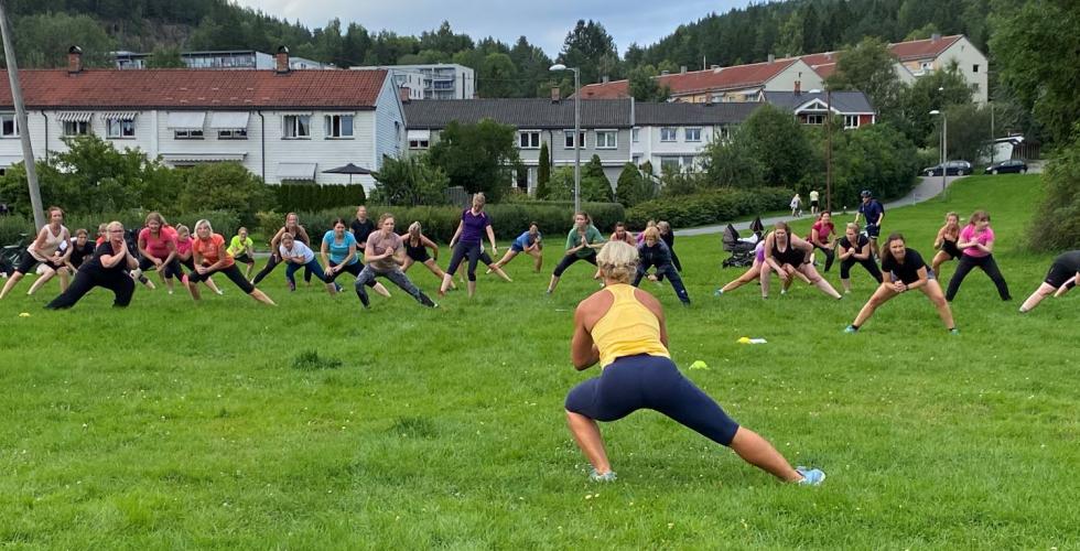 Bildet viser folk som t&oslash;yer.