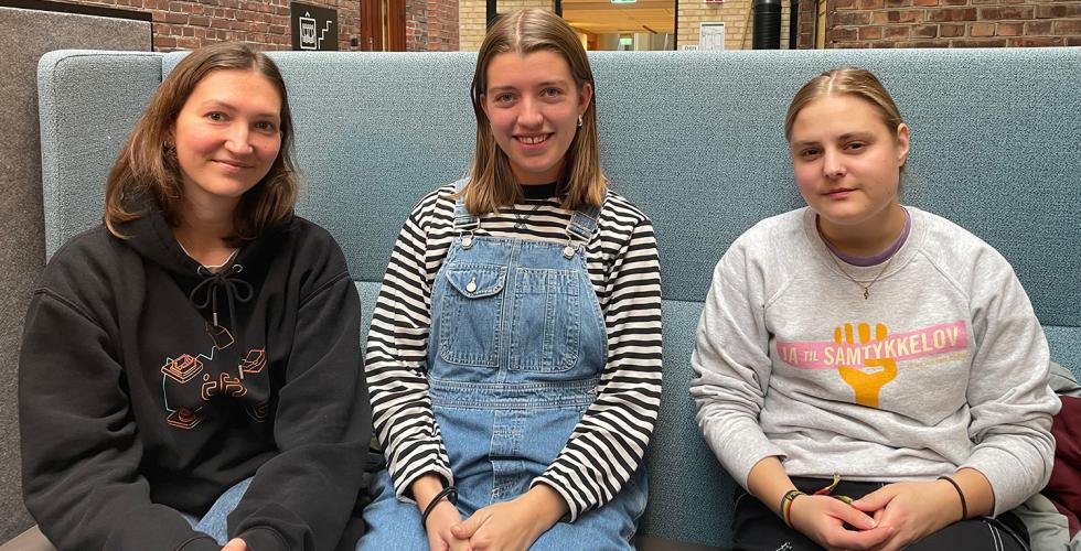 Tre jenter sitter i en sofa og snakker om bekymring rundt str&oslash;mprisen