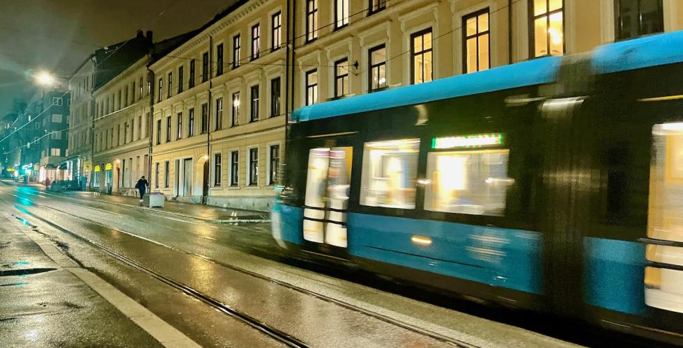 Trikken kj&oslash;rer i Thereses Gate, Oslo. 