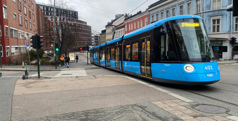 Bilde av bl&aring; trikk ved Frydenlind trikkestopp