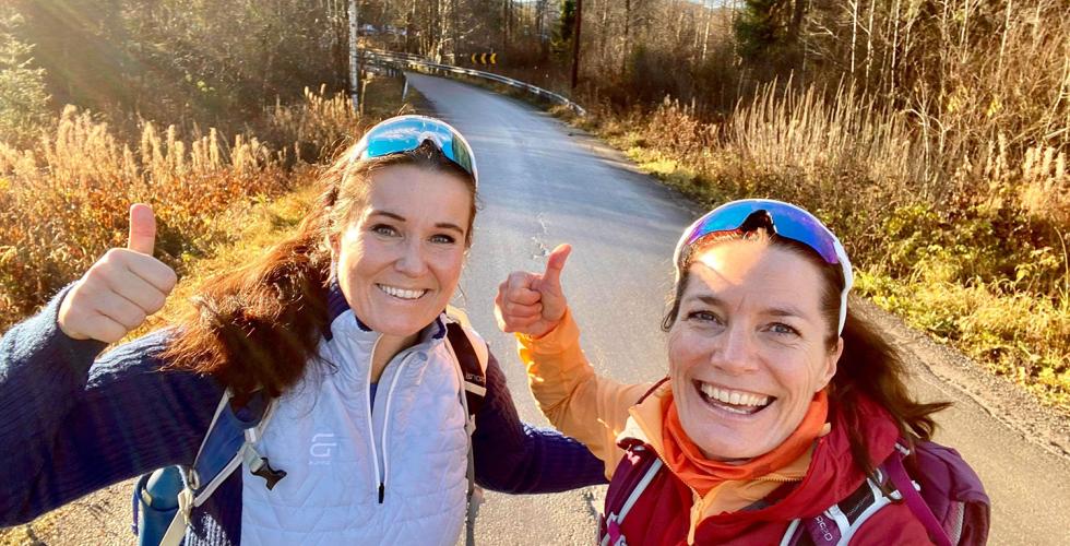 Karianne Kellerstam og Torild N&aelig;ss smiler p&aring; tur.