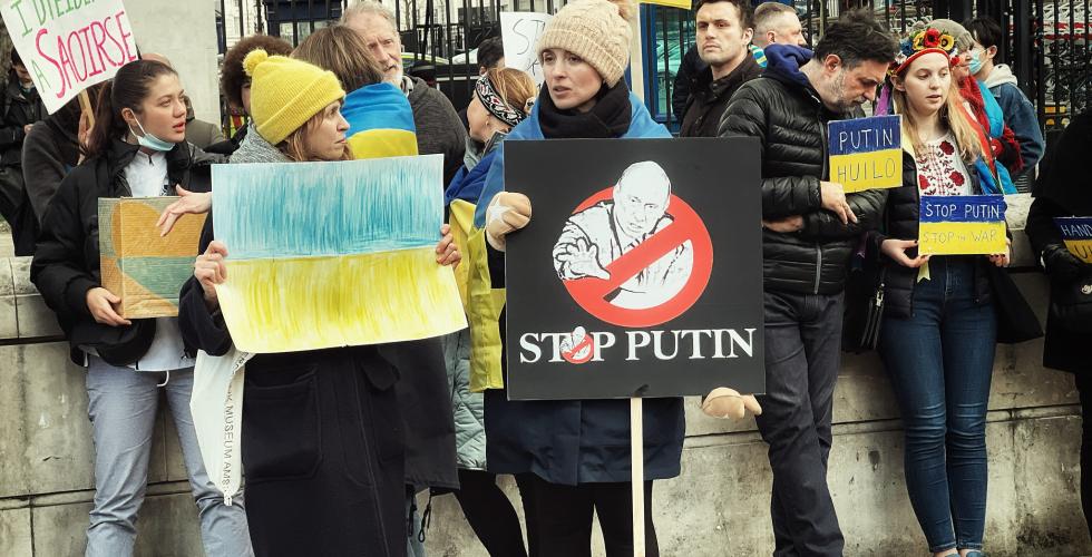Demonstrasjon &ndash; flere folk demonstrerer mot Putin med plakater