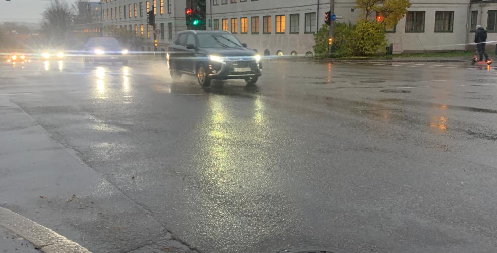 Biler kj&oslash;rer gjennom krysset ved Tannlegeh&oslash;yskolen