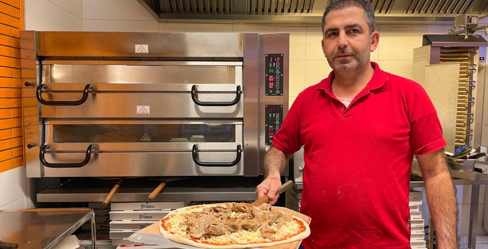 Ekrem Kacmaz er spesialist p&aring; kebabpizza. 