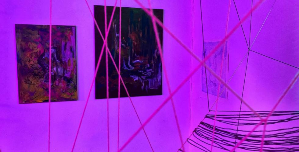 Et rom med rosa farger. P&aring; veggene er det tegninger som er malt manuelt. 