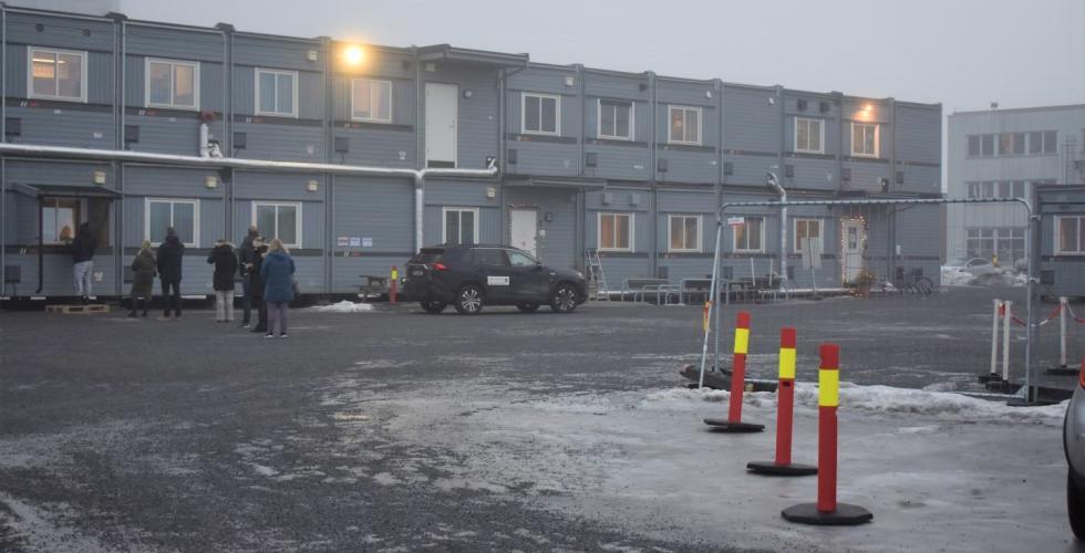 En gr&aring;bl&aring; to etasjers brakkerigg st&aring;r kald og kjedelig p&aring; en gr&aring;v&aelig;rsdag. 