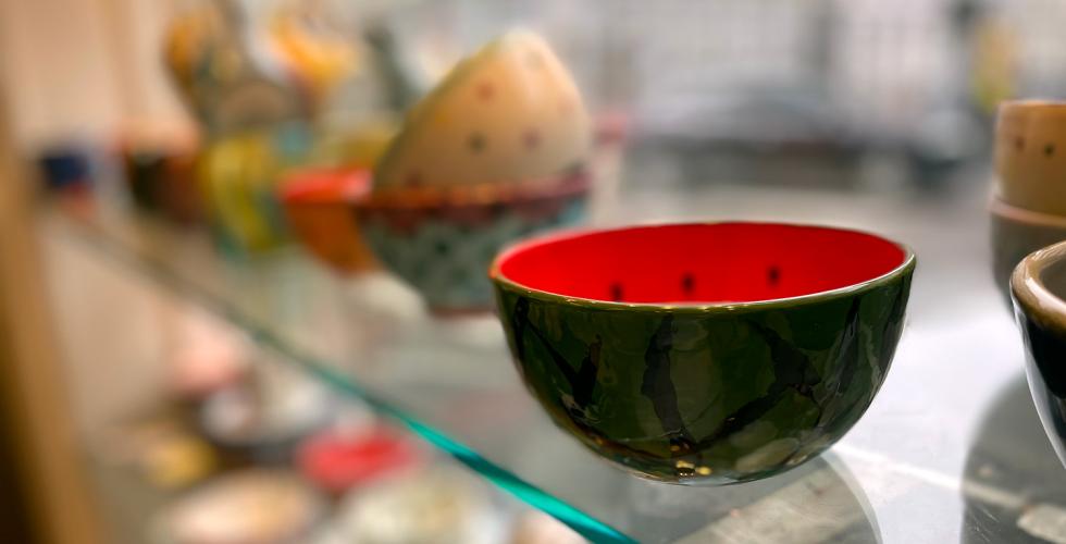 Bildet viser en keramikkbolle med vannmelon-m&oslash;nster i butikkvinduet til Glazed & Amused p&aring; Gr&uuml;nerl&oslash;kka. 