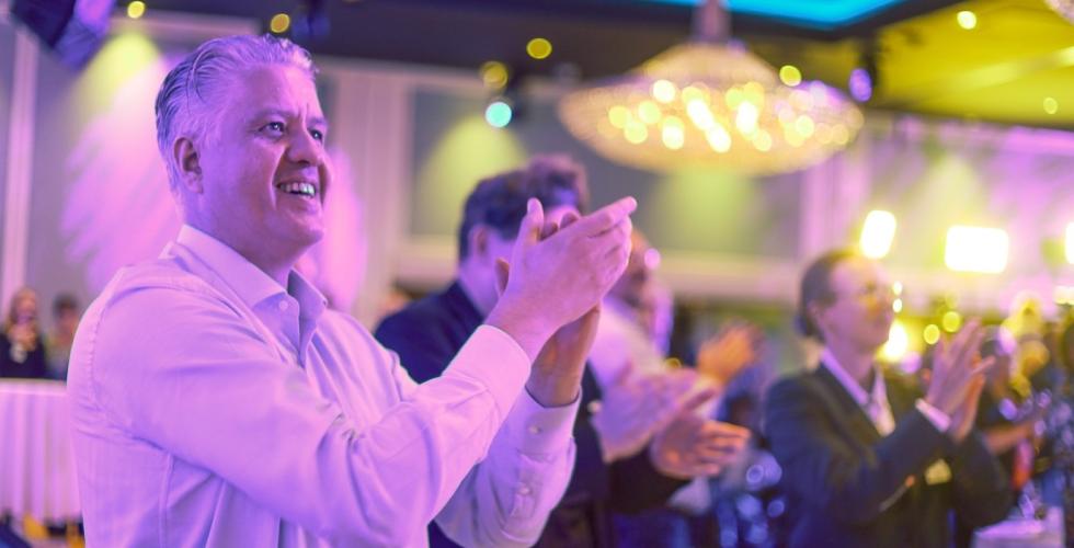 Vidar Haugan jubler og klapper p&aring; FrPs valgvake