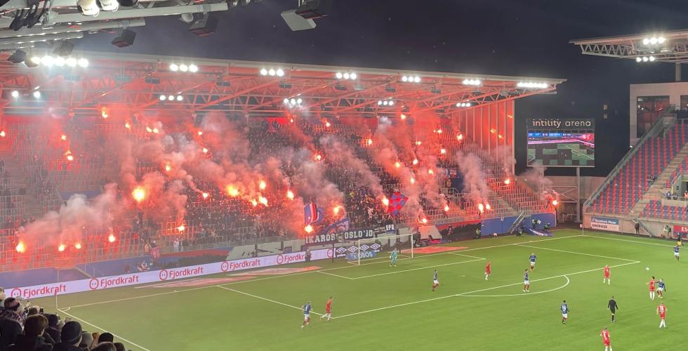 Blussing fra V&aring;lerenga-supportere p&aring; tribunen 