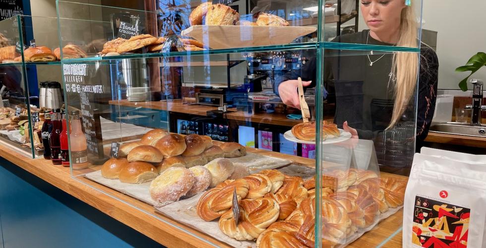 Vilde Lauv&aring;s plukker ut en kardemommebolle fra disken hos Kveitemj&oslash;l.