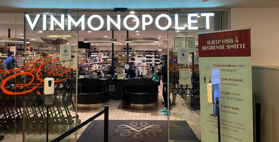 D&oslash;rene inn til Vinmonopolet