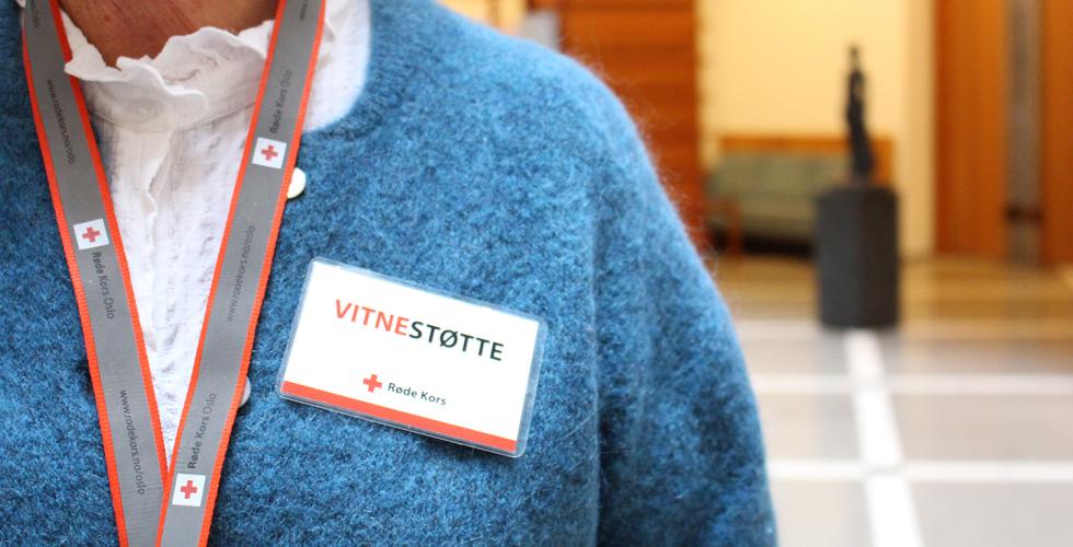Vitnest&oslash;tte sin skulder hvor man kan se skilt fra r&oslash;de kors og en bl&aring; genser. 
