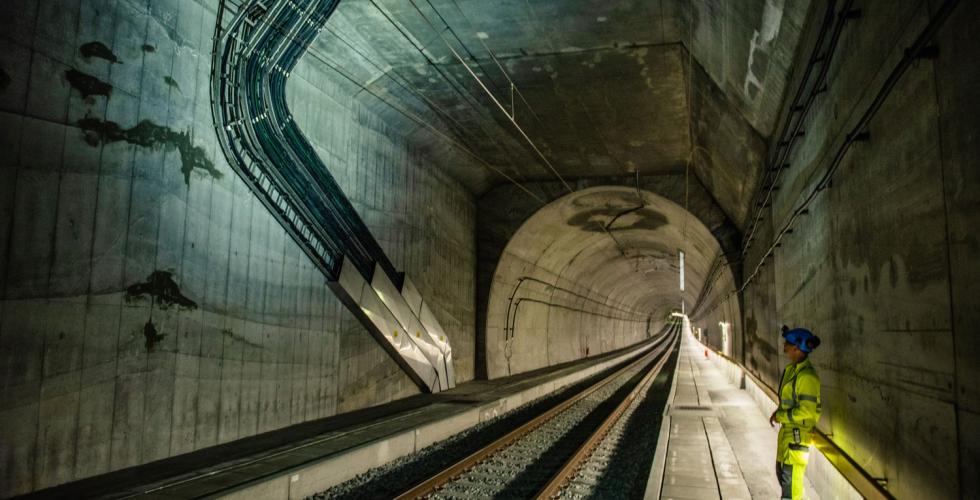 Mann som st&aring;r i tunnel 