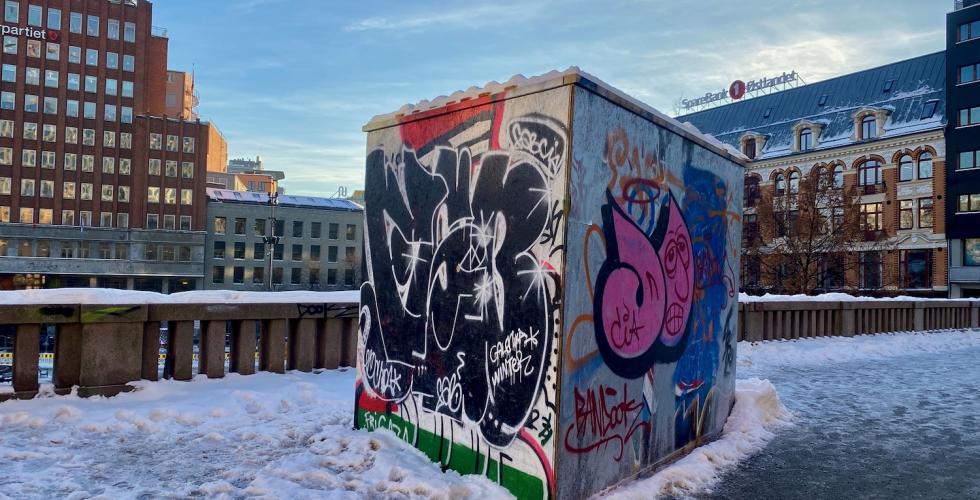 Bilde av en tagget vegg p&aring; Youngstorget i Oslo