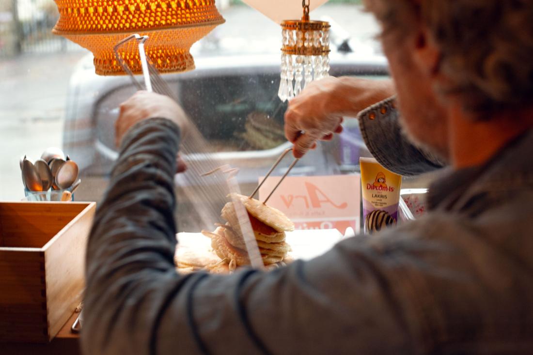 Frode Mortensen kommer med p&aring;fyll av pannekaker