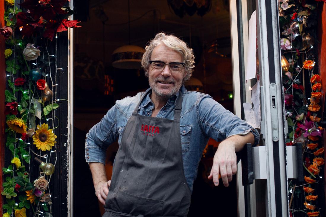Frode Mortensen st&aring;r p&aring; terskelen til kaf&eacute;en sin i Gamle Oslo