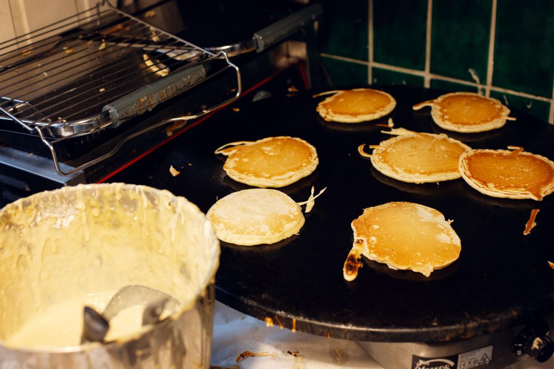 Pannekaker stekes p&aring; Arv Kaffe og Retro