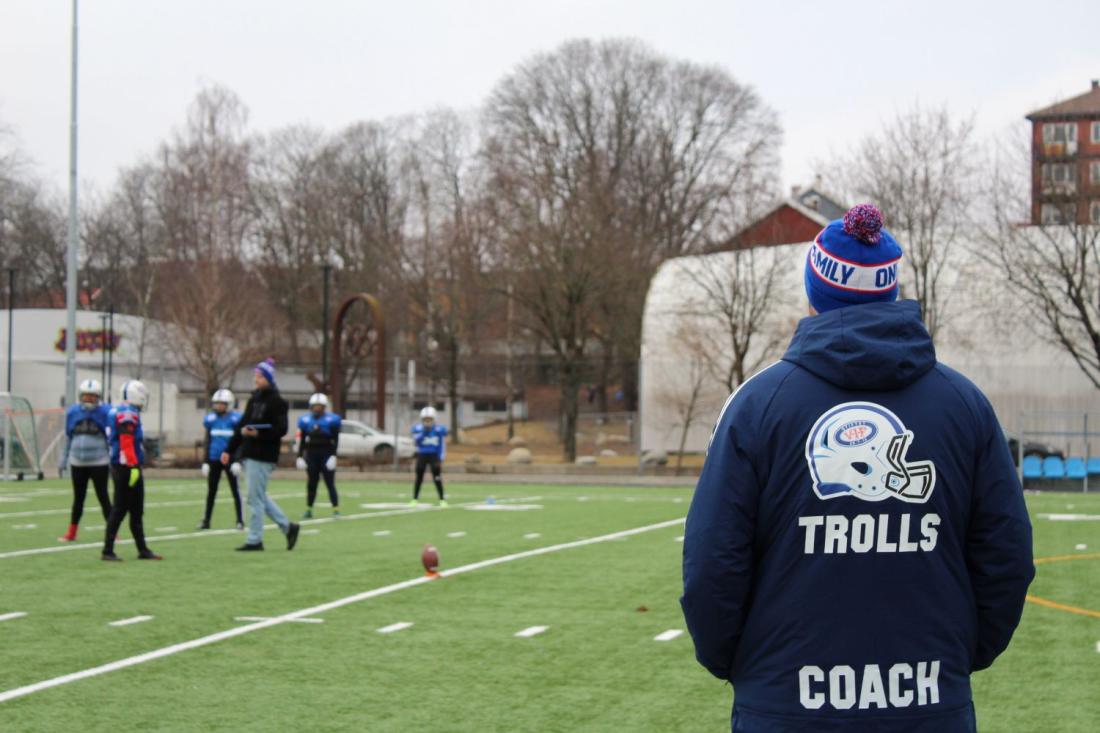 Treneren ser ut p&aring; spillerne p&aring; banen. 