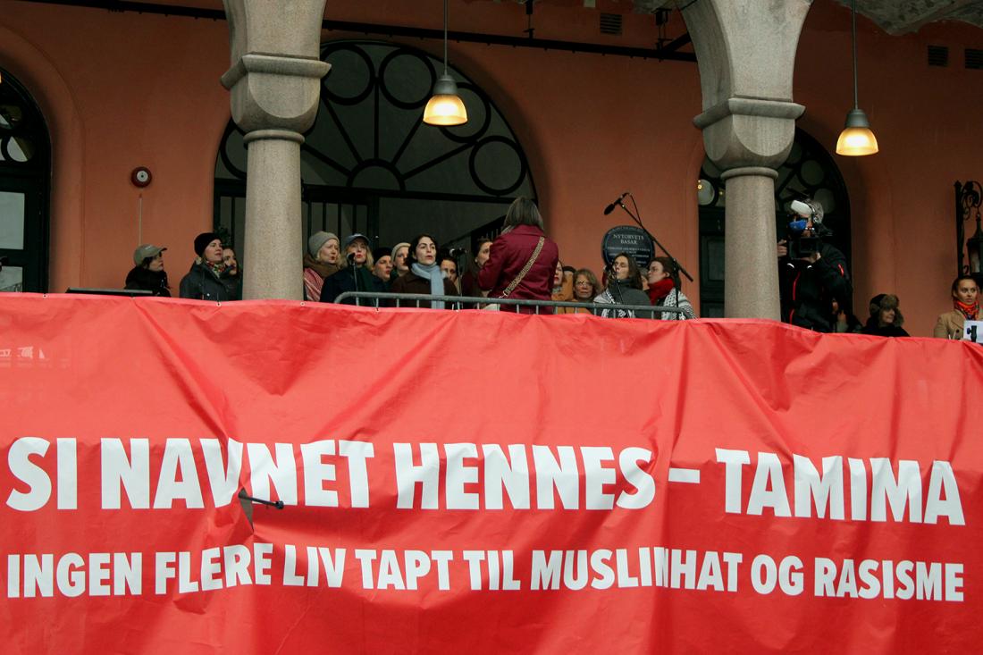 Kor står på balkongen og synger