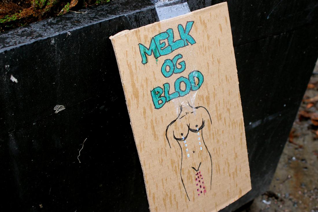 Plakat der det står Melk og blod med en tegning av en kvinnekropp